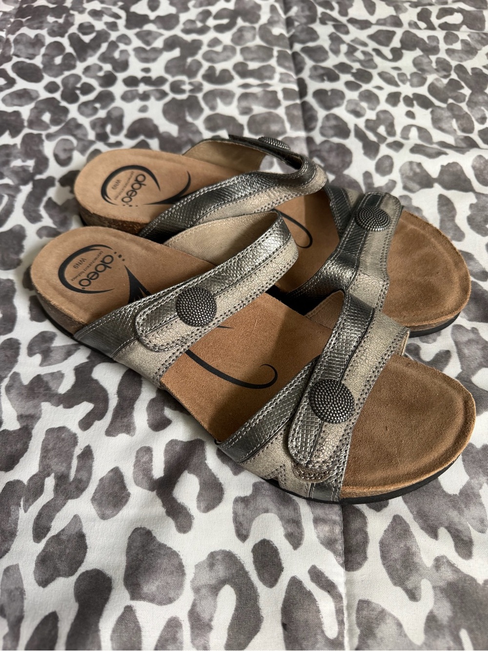 NWOB Abeo biosystems metallic sandal sz 9